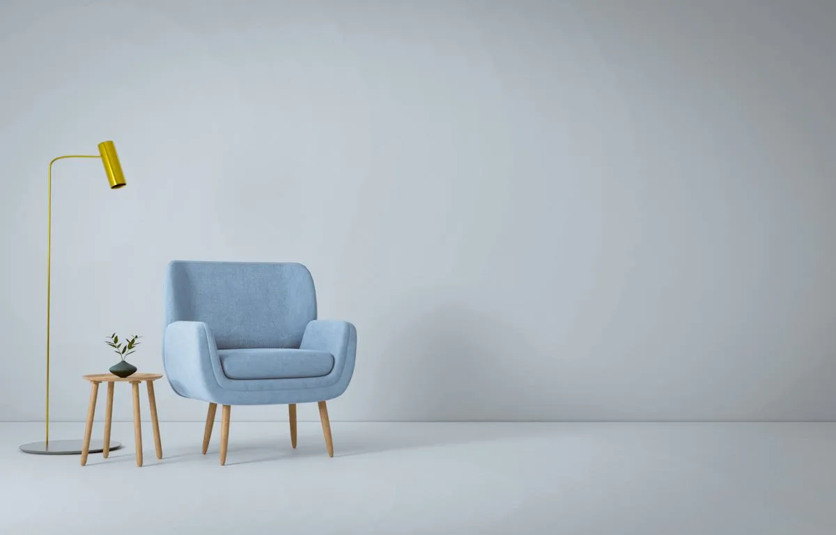 Kék fotel világos, minimalista enteriőrben
